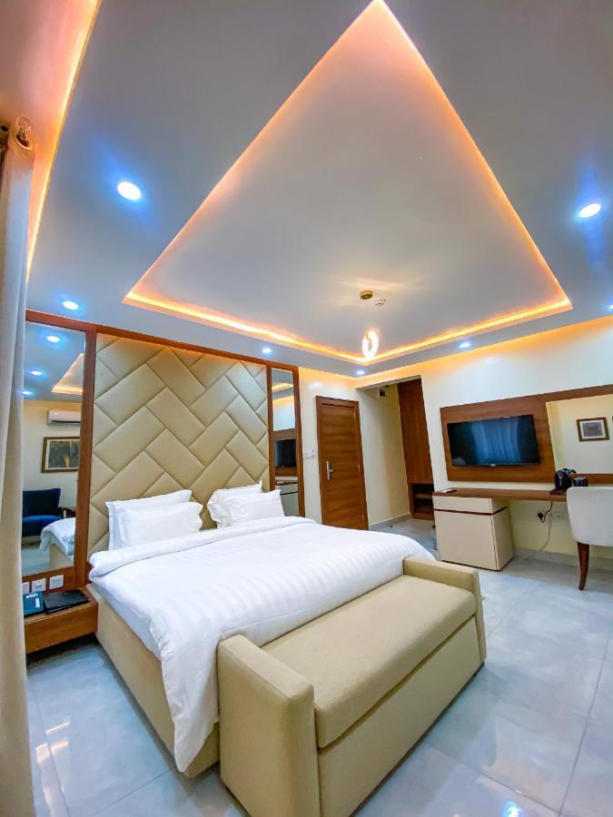 Plush Hotel,Абуджа Экстерьер фото