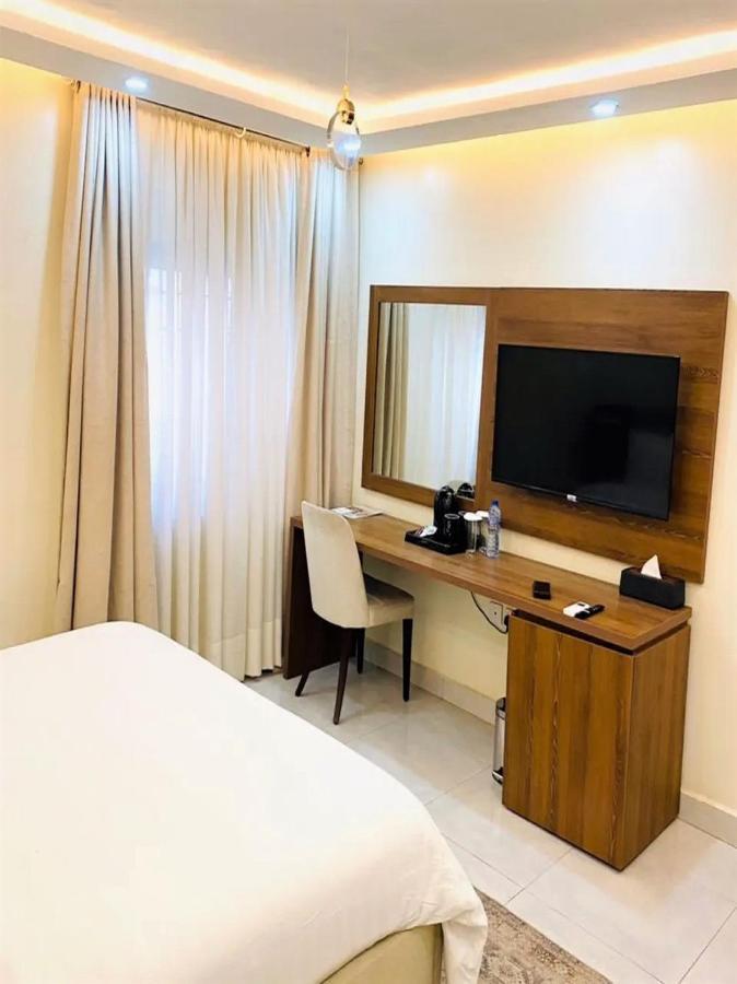 Plush Hotel,Абуджа Экстерьер фото