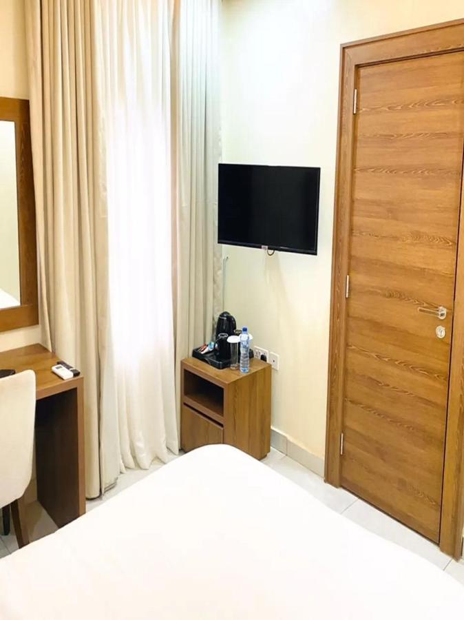 Plush Hotel,Абуджа Экстерьер фото