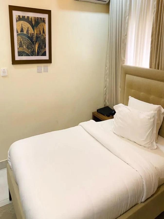 Plush Hotel,Абуджа Экстерьер фото