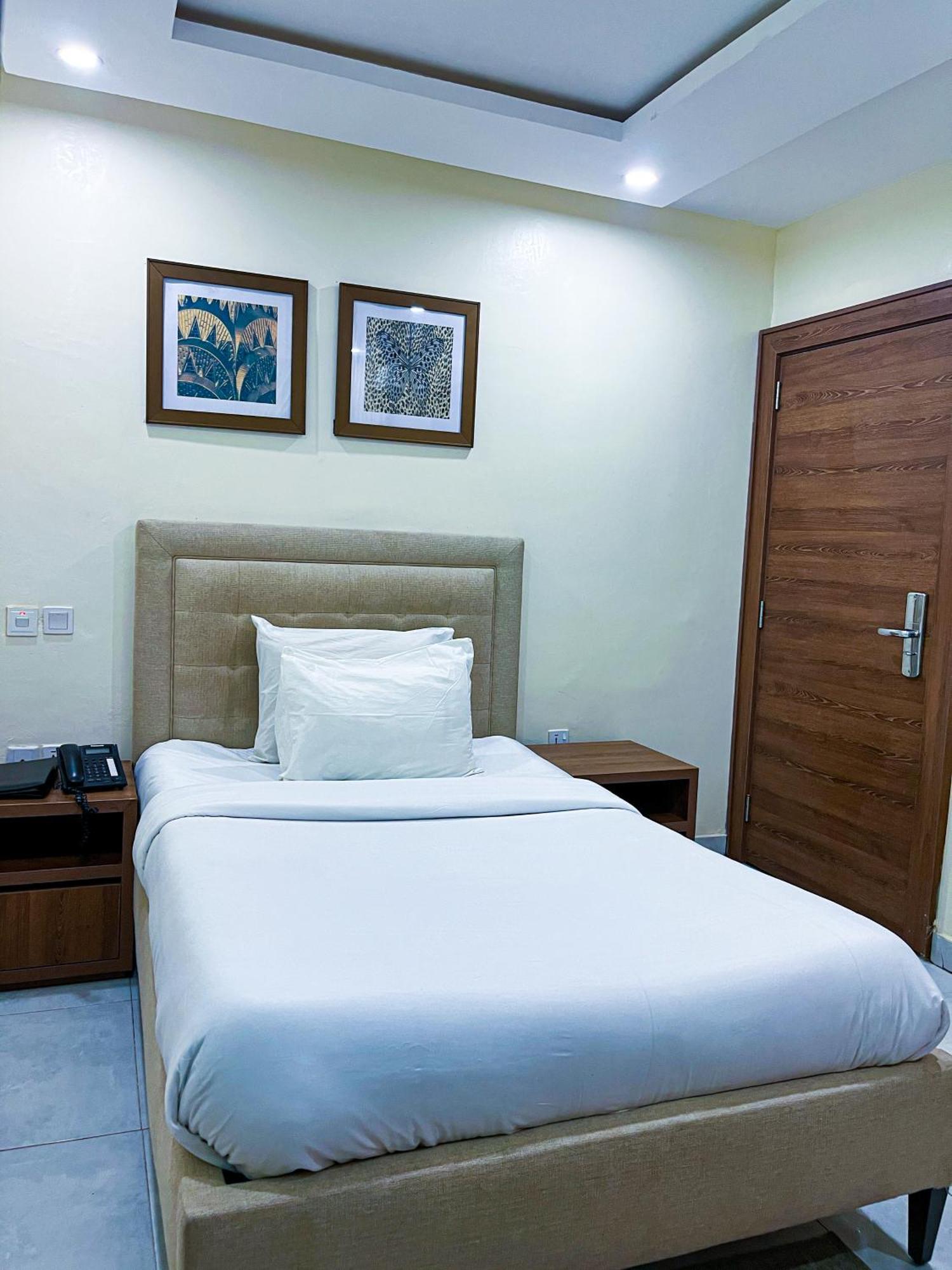 Plush Hotel,Абуджа Экстерьер фото